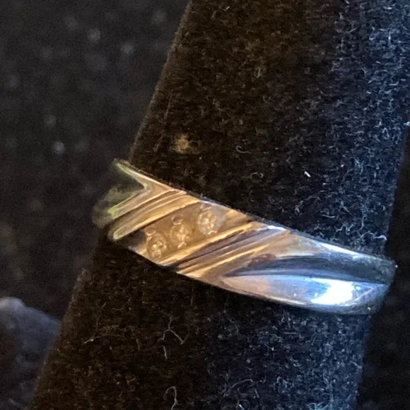 10 karat Men’s white gold wedding band